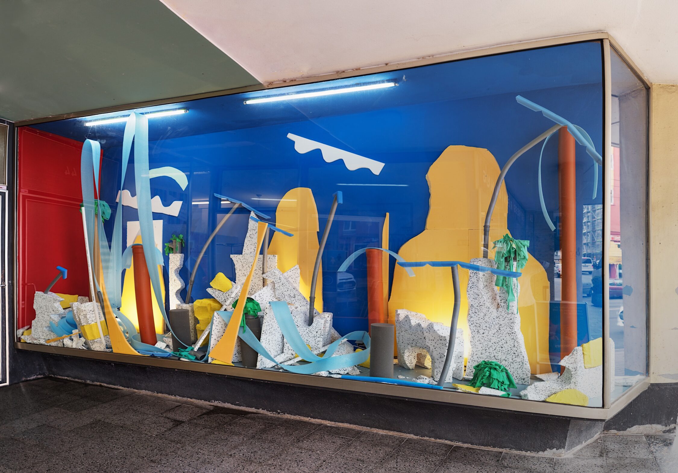sonneundsolche – Ascheregen Vitrine | Installation | Palmen | Blau | Material Vitrine | Installation | Palmen | Blau | Material