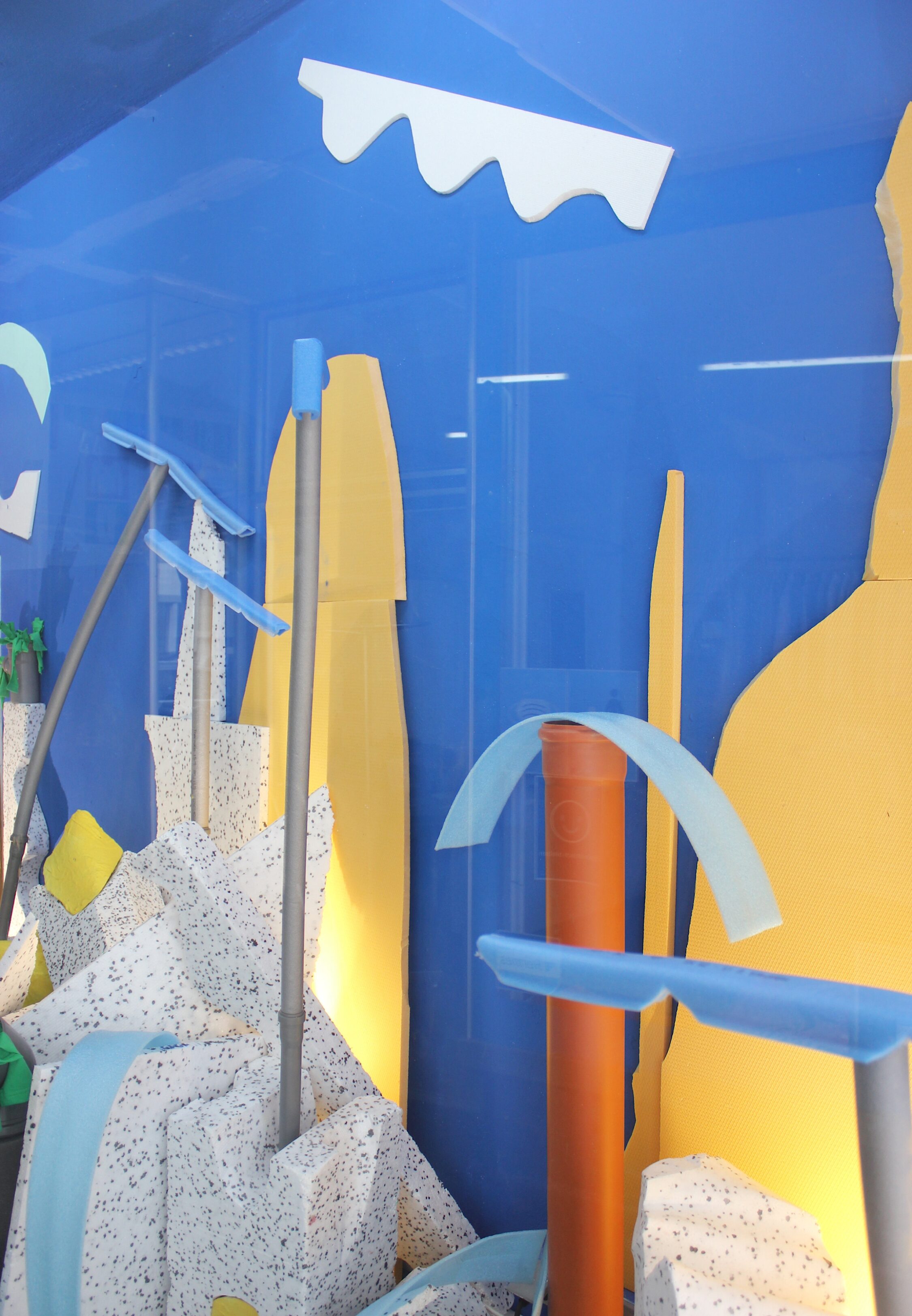 sonneundsolche – Ascheregen Fenster | Installation | Palmen | Blau | Wolke Fenster | Installation | Palmen | Blau | Wolke