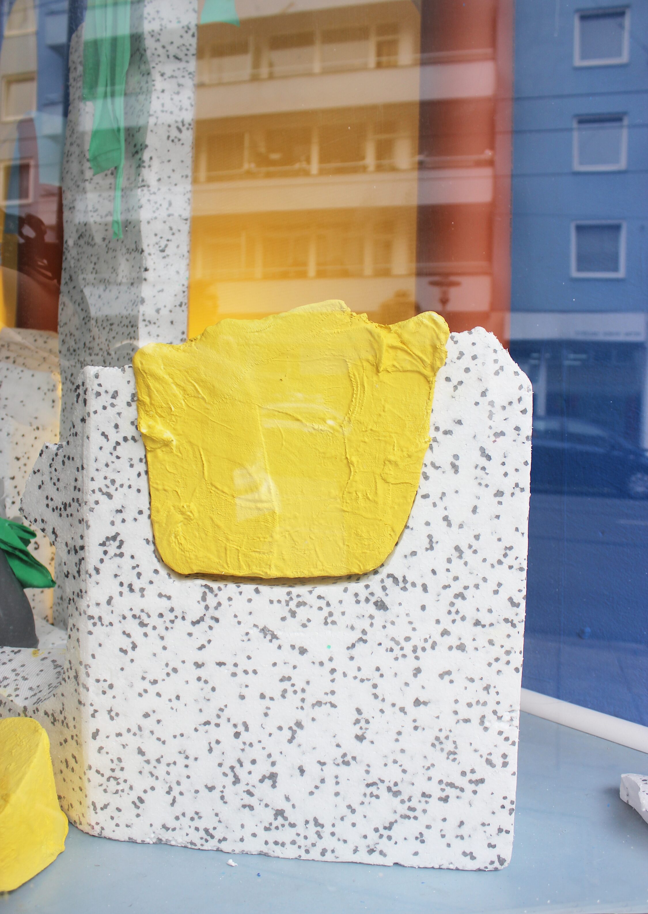 sonneundsolche – Ascheregen Vitrine | Installation | Styropor | Skulptur | Material Vitrine | Installation | Styropor | Skulptur | Material