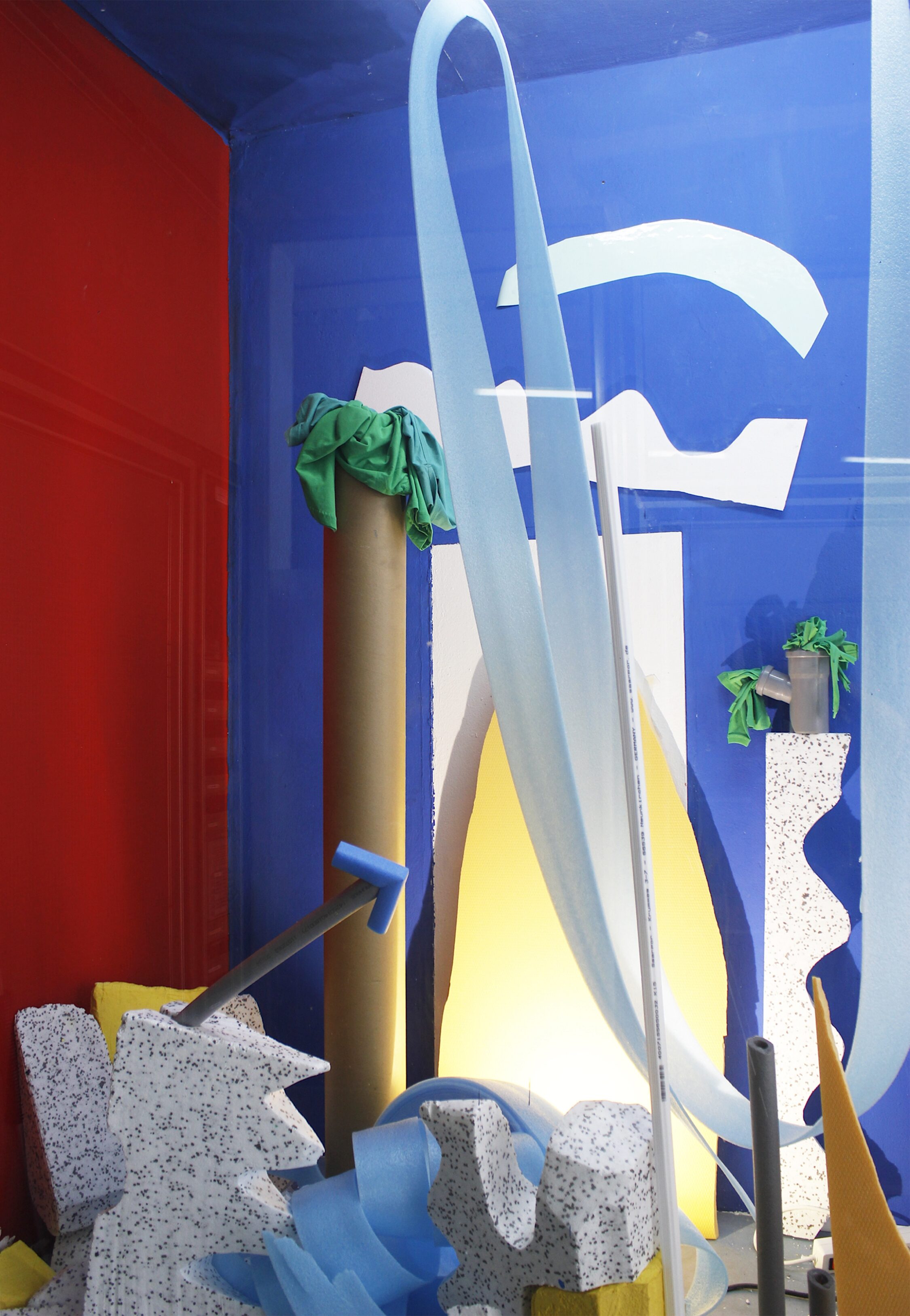 sonneundsolche – Ascheregen Vitrine | Installation | Palmen | Blau Vitrine | Installation | Palmen | Blau